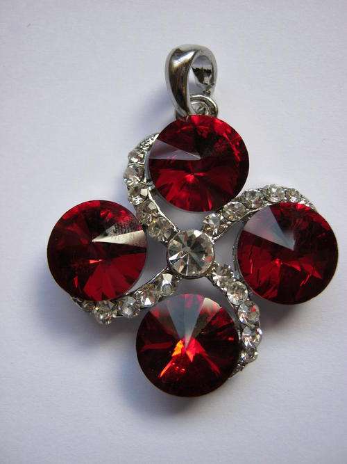 STUNNING RED CRYSTAL PENDANT WITH FREE CHAIN