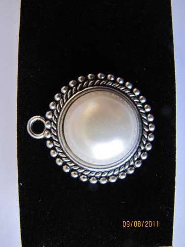 SENSATIONAL SIMULATED PEARL PENDANT WITH FREE CHAIN