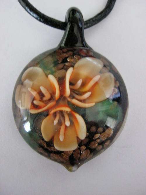STUNNING PEACH AND GOLD MURANO GLASS PENDANT ON LEATHER