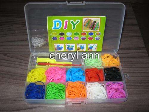 LOOM BANDS IN PLASTIC CASE