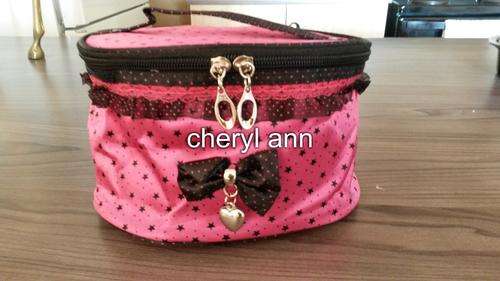 COSMETIC BAG WITH CARRY HANDLE