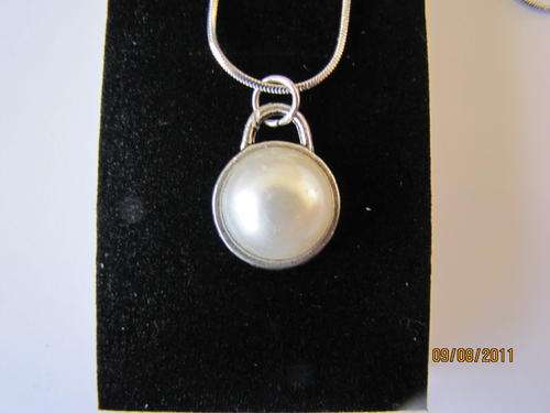 Beauitful simulated pearl necklace