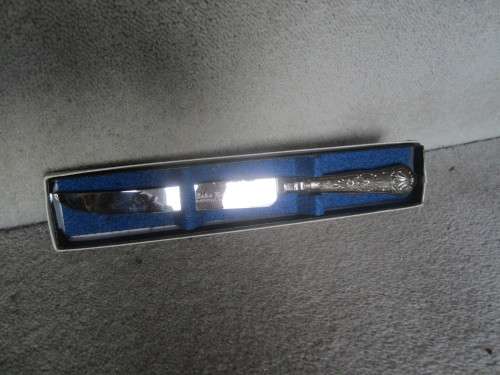 BOXED HALLMARKED SILVER HANDLED KING`S PATTERN CAKE KNIFE