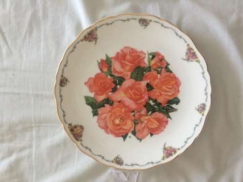 ROYAL ALBERT ELIZABETH OF GLAMIS  8` LIMITED EDITION COLLECTABLE PLATE BY SARAH ANNE SCHOFIELD