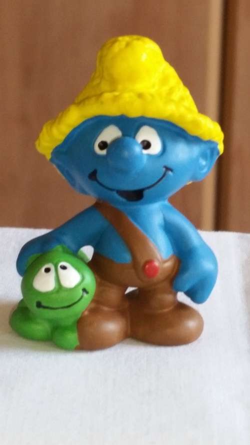 1987 SCHLEICH MODEL 20403 - NAT SMURF with caterpillar friend