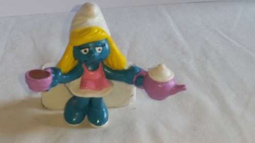 1982 SCHLEICH 20433  -  SMURFETTE WITH TEAPOT AND CUP - PEYO - MADE IN HONG KONG