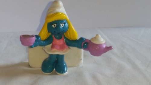 1982 SCHLEICH 20433  -  SMURFETTE WITH TEAPOT AND CUP - PEYO - MADE IN HONG KONG