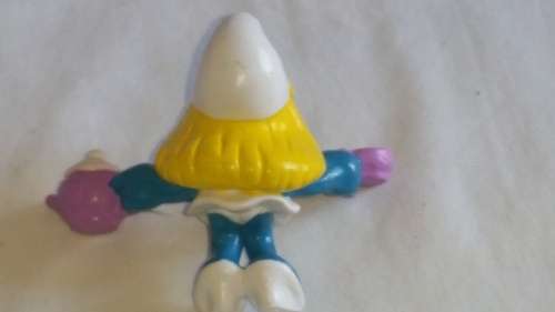 1982 SCHLEICH 20433  -  SMURFETTE WITH TEAPOT AND CUP - PEYO - MADE IN HONG KONG