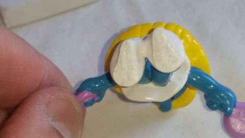 1982 SCHLEICH 20433  -  SMURFETTE WITH TEAPOT AND CUP - PEYO - MADE IN HONG KONG