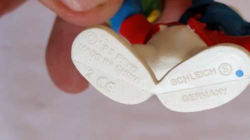 1993 SCHLEICH 20512 - SMURF PAINTING EASTER EGG (YELLOW BRUSH) - PEYO - MADE IN CHINA