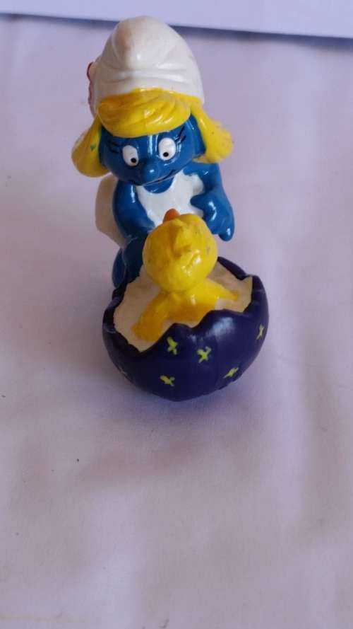 1984 SCHLEICH 20513 - SMURFETTE WITH CHICK (PURPLE EASTER EGG) - PEYO - MADE IN CHINA