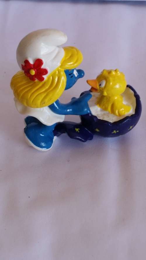 1984 SCHLEICH 20513 - SMURFETTE WITH CHICK (PURPLE EASTER EGG) - PEYO - MADE IN CHINA