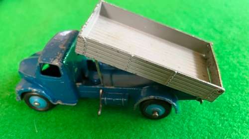 DINKY 30M. DODGE DUMP TRUCK.