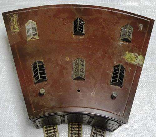 MARKLIN SHED. ONE WINDOW MISSING AND 1 NUT ON ROOF. SEE PIC'S