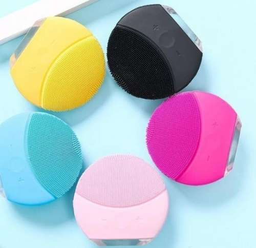 Facial cleansing brush