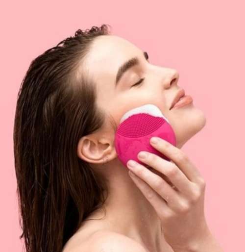 Facial cleansing brush