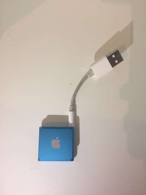 Apple iPod Shuffle | 4th Generation | 4GB | MD779LL/A | A1373 | ***IPOD SHUFFLE***