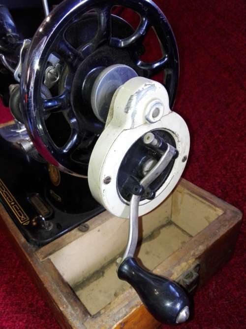 Antique Singer Sewing Machine: Mod. 99K (1957)