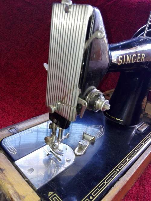 Antique Singer Sewing Machine: Mod. 99K (1957)
