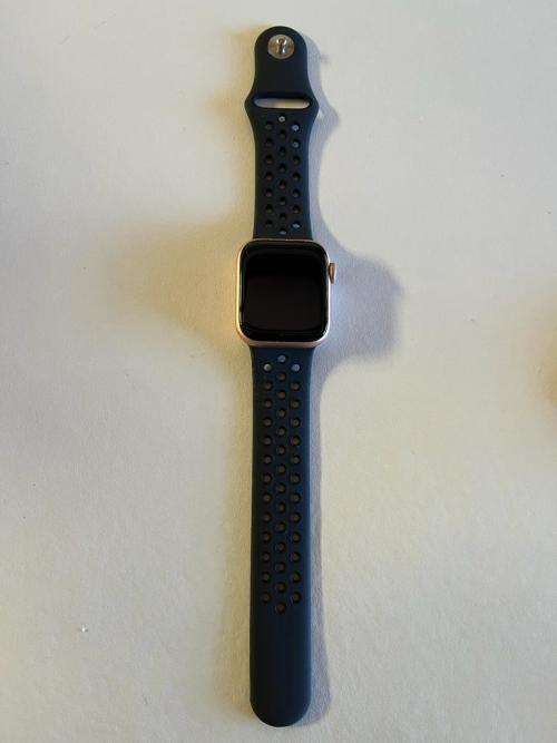 Apple Watch Series 4 (40mm) - Rose Gold - GREAT CONDITION | PRICE DROP |