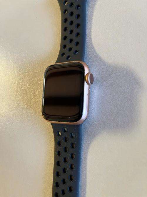Apple Watch Series 4 (40mm) - Rose Gold - GREAT CONDITION | PRICE DROP |