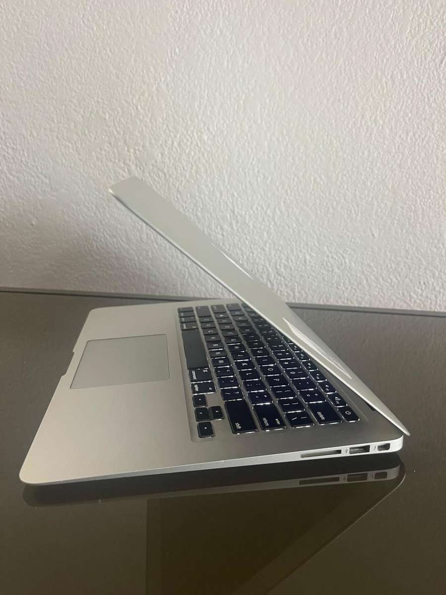 Macbook Air (11-inch, Early 2015) | 4GB RAM | 128GB SSD