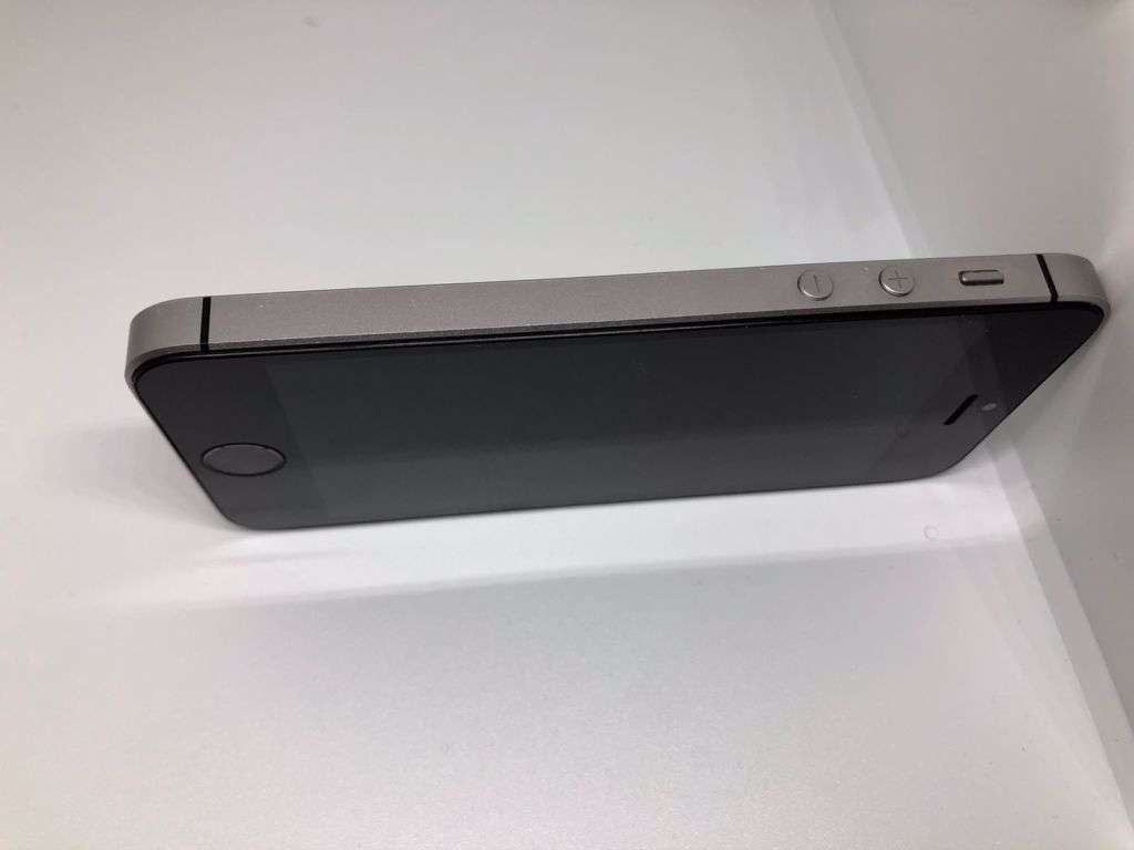 Apple iPhone SE 1st Gen 32GB Space Grey