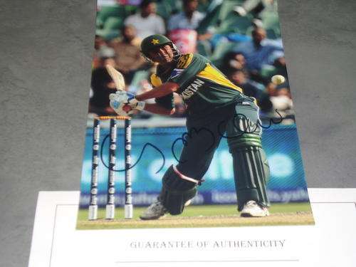 YOUNUS KHAN PAKISTAN CRICKET HAND SIGNED A4 SIZE PHOTO