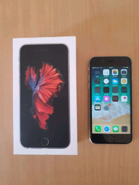 Apple iPhone 6s 64gb Space Grey (Excellent condition with accessories)