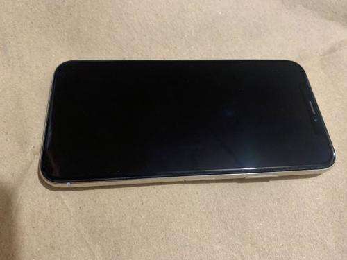 Apple iPhone X 64gb silver (Very good condition with charger)