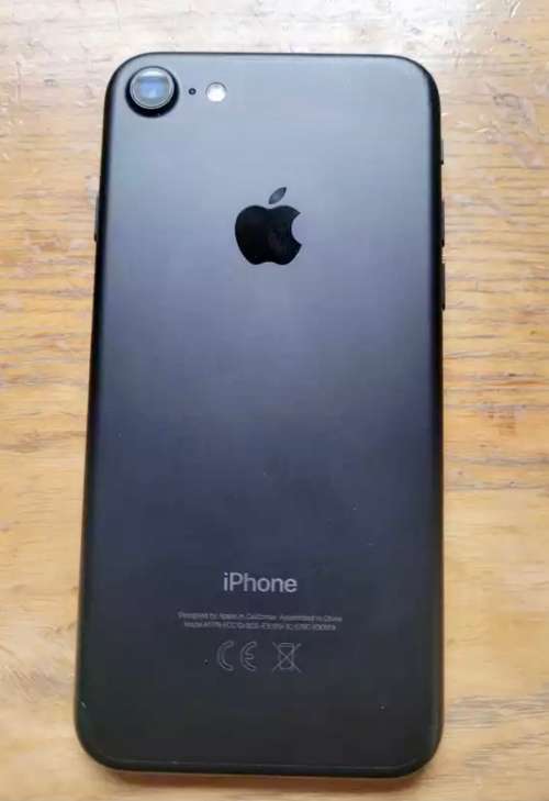 Apple iPhone 7 32GB Matte Black (Excellent condition with charger)