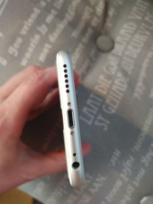 Apple iPhone 6S 64GB Silver (Like new / mint condition 96% battery with lightning cable)