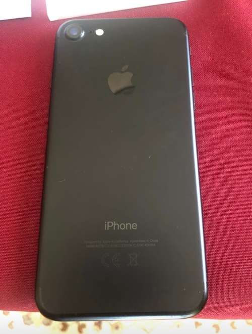 Apple iPhone 7 32GB Matte Black (Excellent condition with charger)