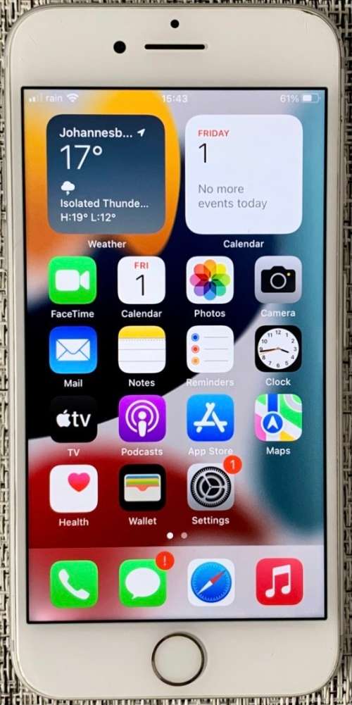 Apple iPhone 7 32GB Silver (Excellent condition phone and cable - 82% battery)