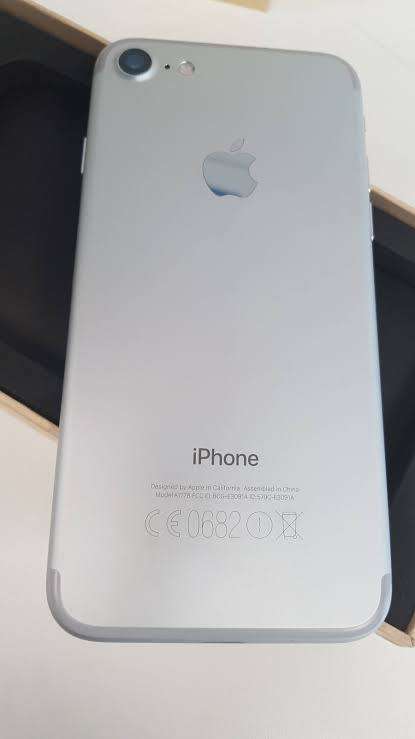 Apple iPhone 7 32GB Silver (Excellent condition phone and cable - 82% battery)
