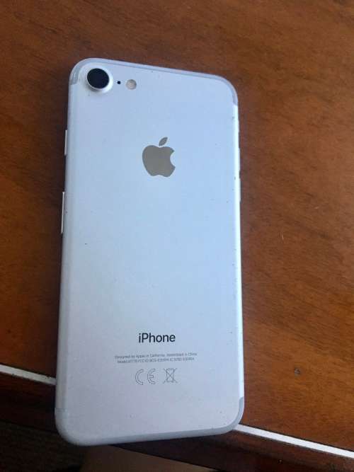 Apple iPhone 7 32GB Silver (Excellent condition phone and cable - 82% battery)