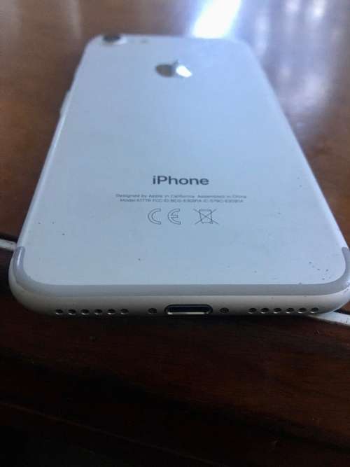 Apple iPhone 7 32GB Silver (Excellent condition phone and cable - 82% battery)