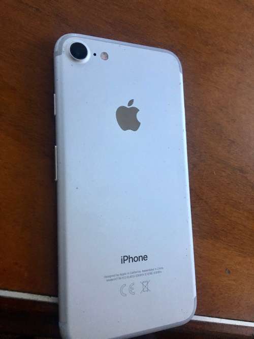 Apple iPhone 7 32GB Silver (Excellent condition phone and cable - 82% battery)