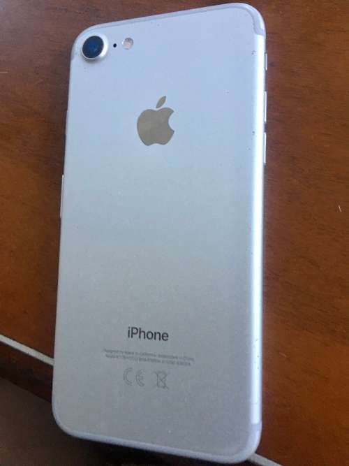 Apple iPhone 7 32GB Silver (Excellent condition phone and cable - 82% battery)