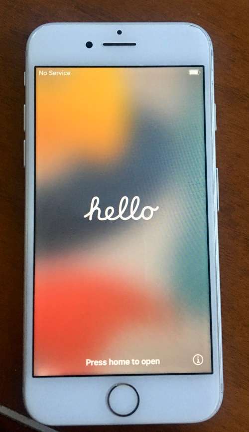 Apple iPhone 7 32GB Silver (Excellent condition phone and cable - 82% battery)