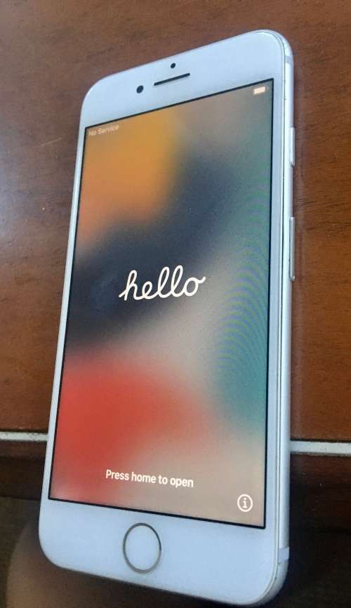 Apple iPhone 7 32GB Silver (Excellent condition phone and cable - 82% battery)