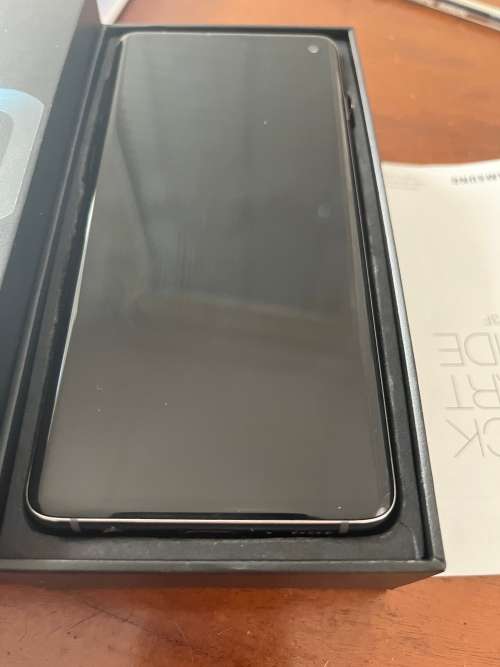 Samsung Galaxy S10 128GB black (Phone, box, charger and cover- excellent condition)
