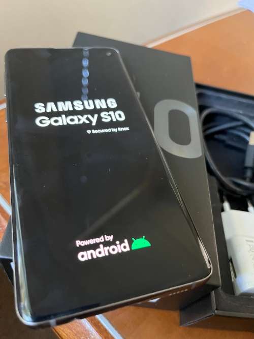 Samsung Galaxy S10 128GB black (Phone, box, charger and cover- excellent condition)