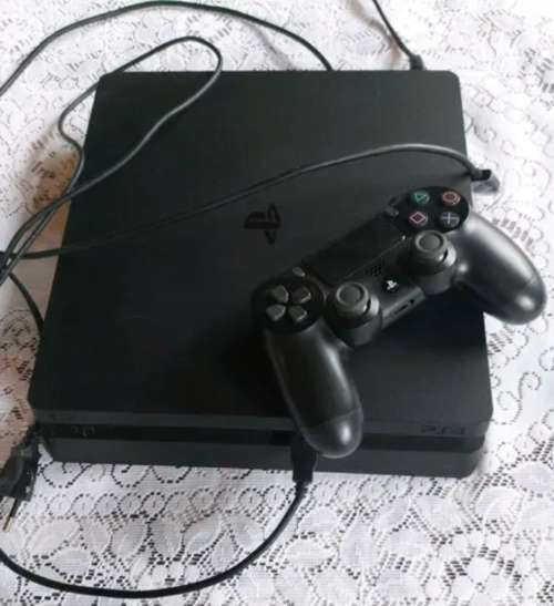 Sony PlayStation 4 PS4 500 GB with 1 controller  (very good condition)