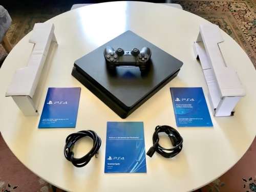 Sony PlayStation 4 PS4 1TB with 1 controller (very good condition with game)