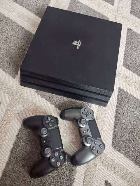 Sony PlayStation 4 PS4 PRO 1TB with 2 controllers  & game (Very good condition)
