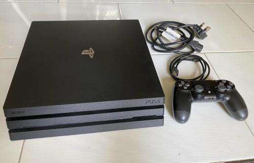 Sony PlayStation 4 PS4 PRO 1TB with 1 controller & game (Very good condition)