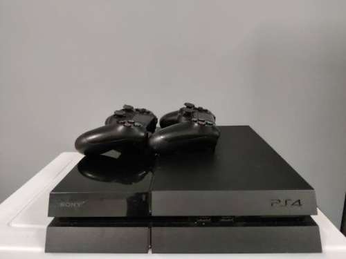 Sony PlayStation 4 PS4 500GB with 2 controllers & 1 game (good condition)