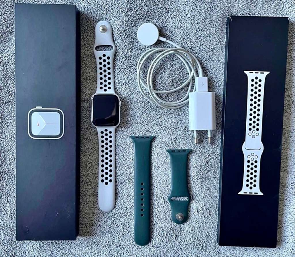Apple Watch Series 6 Nike 44mm silver (good condition with box & charger )