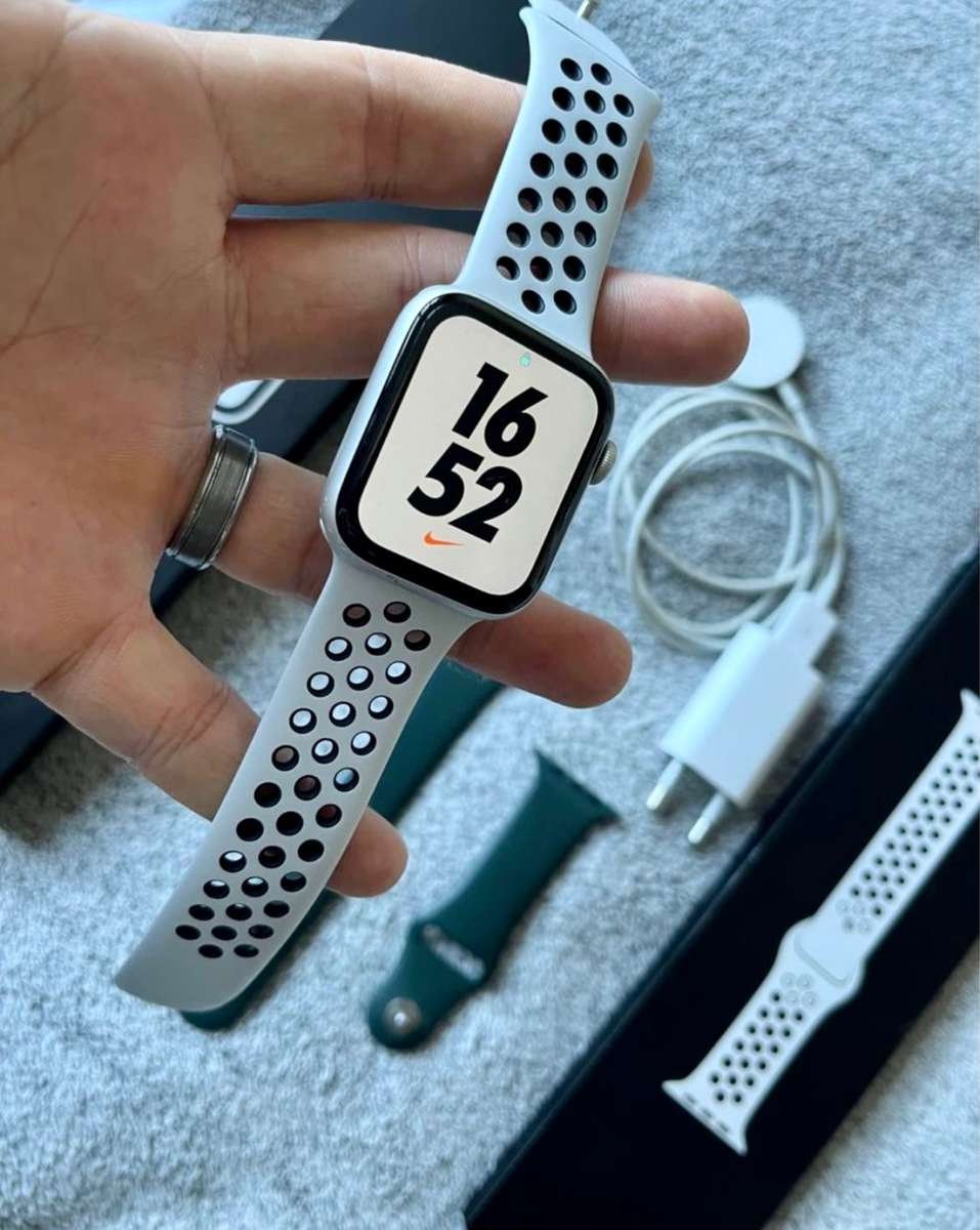 Apple Watch Series 6 Nike 44mm silver (good condition with box & charger )